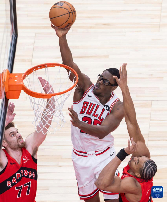 开云下载-篮球——NBA常规赛:猛龙胜公牛|新华社|布泽利斯|多伦多猛龙队|芝加哥公牛队|球员_新浪体育_新浪新闻
